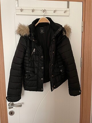 Zara Kürklü Kapüşonlu Siyah Mont