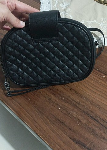 Beden Zincir Detaylı Siyah Deri Kadın Çanta