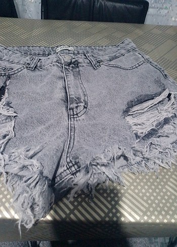 Gri Kadın Yırtık Denim Şort - Görsel 3