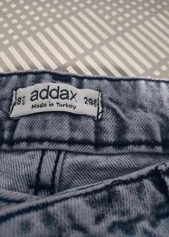 Gri Kadın Yırtık Denim Şort - Görsel 4