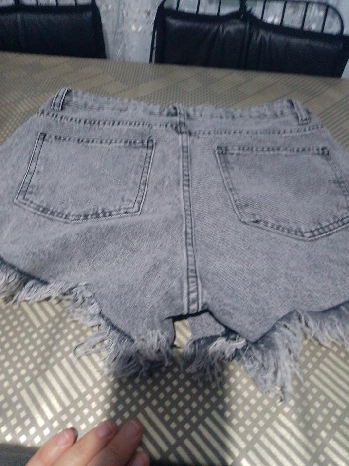 Gri Kadın Yırtık Denim Şort - Görsel 5
