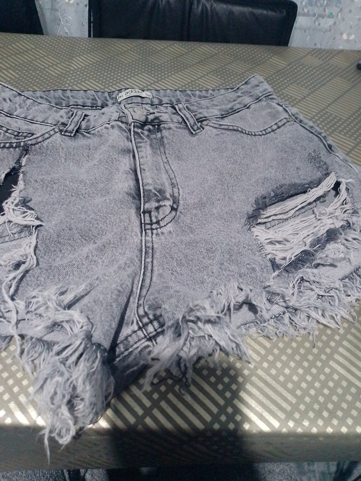 Gri Kadın Yırtık Denim Şort - Görsel 3