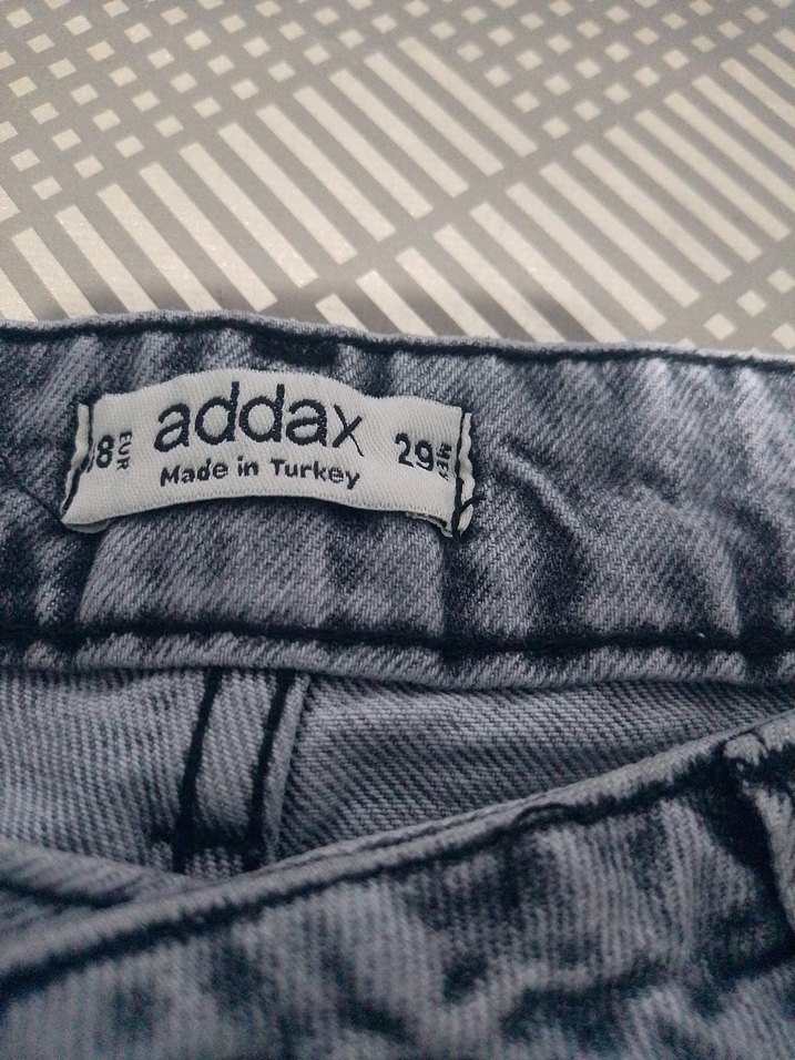 Gri Kadın Yırtık Denim Şort - Görsel 4