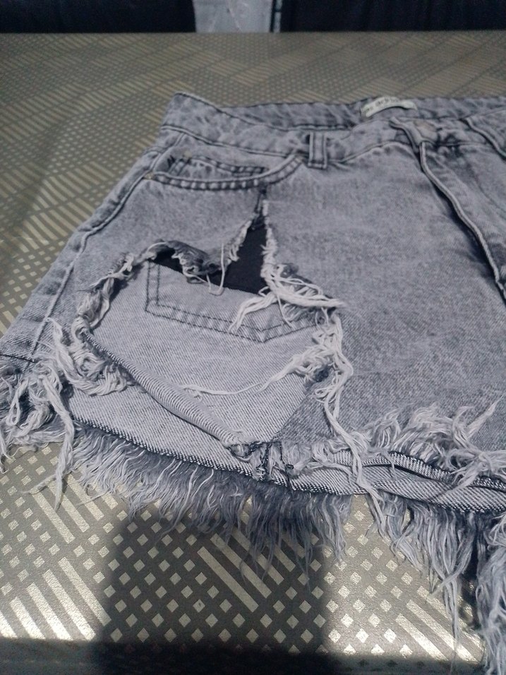 Gri Kadın Yırtık Denim Şort - Görsel 2