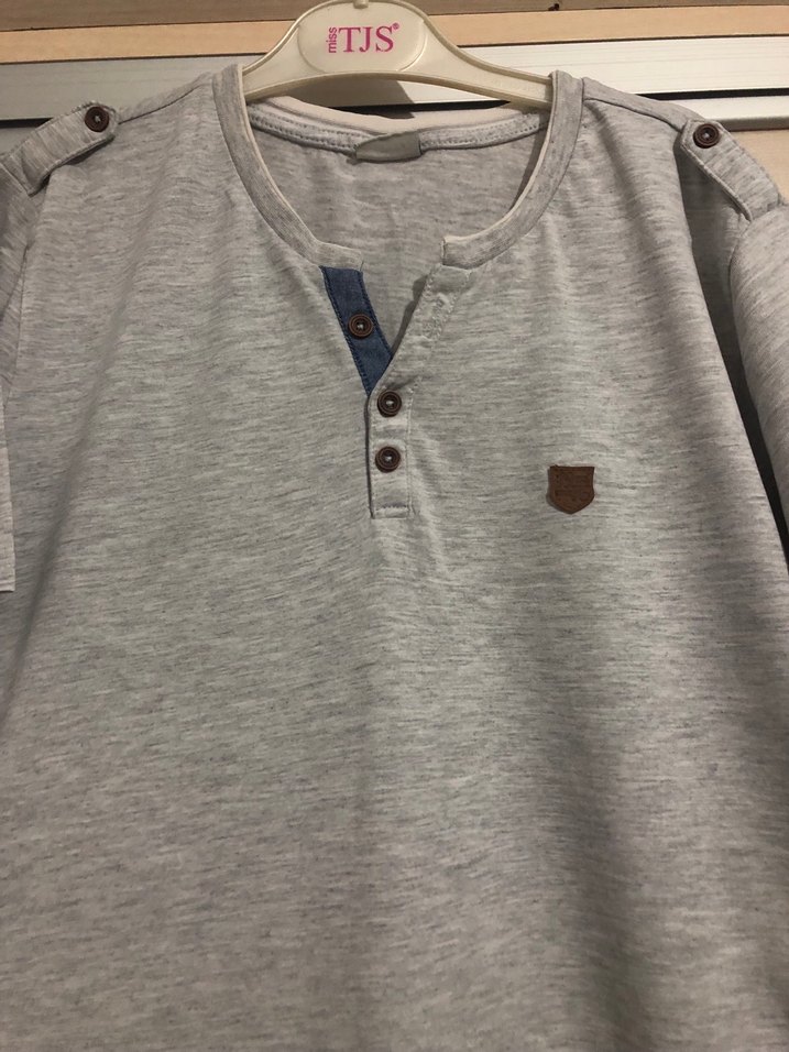 Gri Pamuklu Düğmeli Erkek Tişört - Görsel 2
