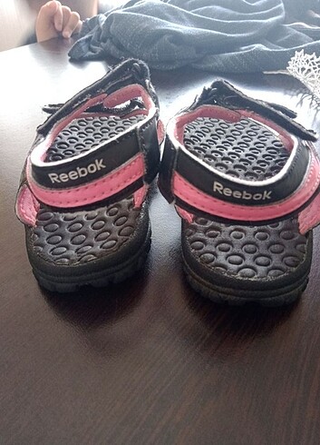 24 Beden Reebok kız çocuk sandalet