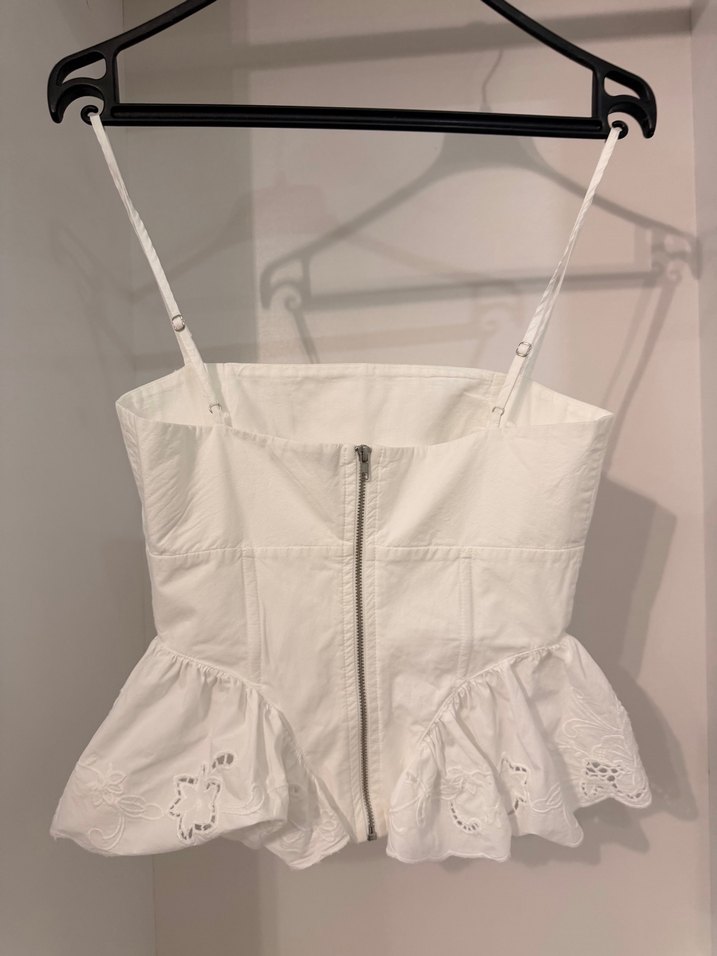 Beyaz Nakışlı Askılı Kısa Bluz - Görsel 2