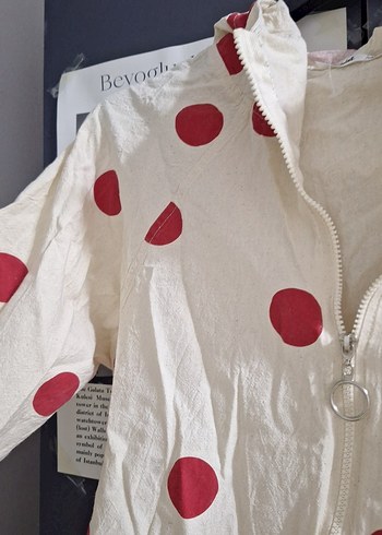 Beyaz Puantiyeli Düğmeli Yağmurluk - Görsel 5