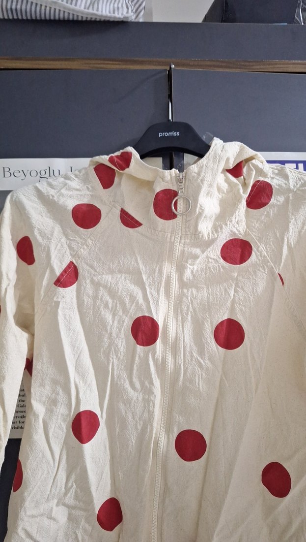 Beyaz Puantiyeli Düğmeli Yağmurluk - Görsel 2