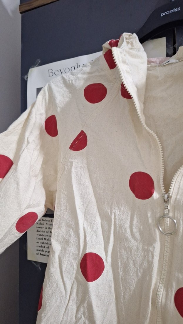 Beyaz Puantiyeli Düğmeli Yağmurluk - Görsel 5