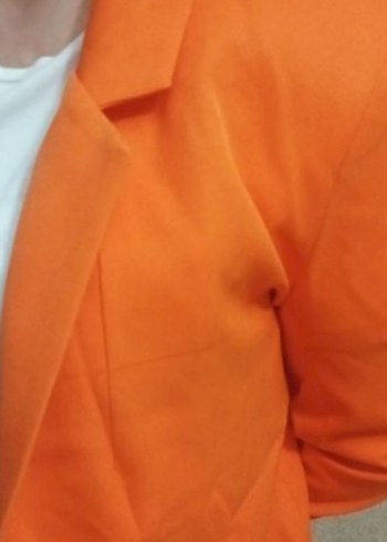 42 Beden turuncu Renk Turuncu Keten Kadın Blazer sol omuz kısmında dokuma hatası var