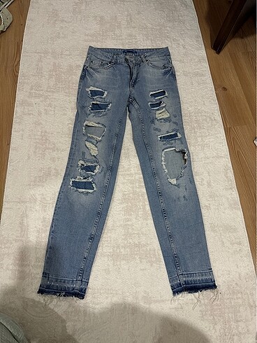 Yırtıklı jean