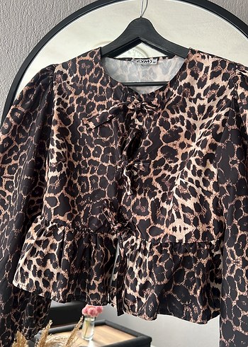 Leopar Desenli Kahverengi Fırfırlı Bluz - Görsel 3