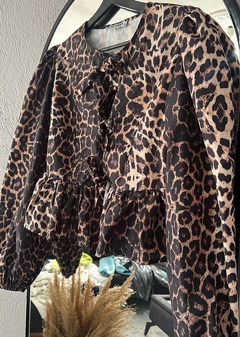 Leopar Desenli Kahverengi Fırfırlı Bluz - Görsel 2
