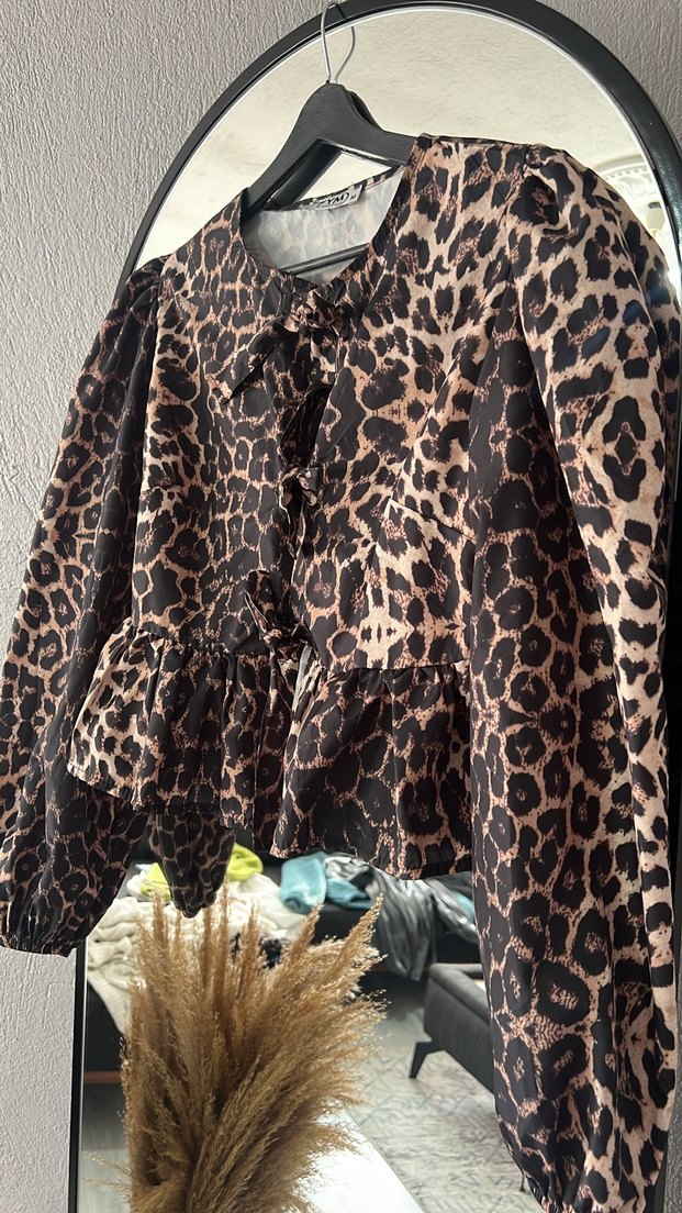 Leopar Desenli Kahverengi Fırfırlı Bluz - Görsel 2