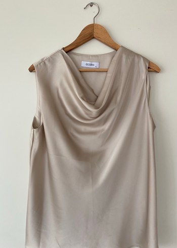 Bej Dökümlü V Yaka Kolsuz Bluz - Görsel 4