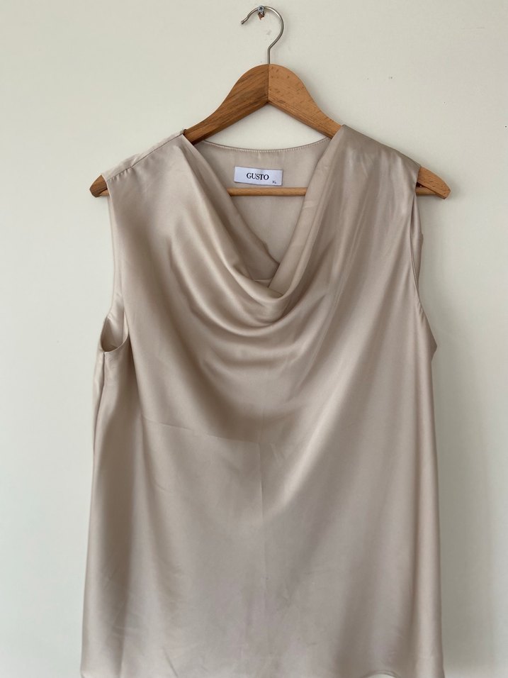 Bej Dökümlü V Yaka Kolsuz Bluz - Görsel 4