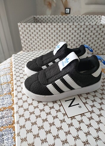 21 Beden siyah Renk Adidas orjinal spor ayakkabı