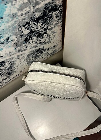 Calvin Klein Calvin klein jeans modelimizdir gayet kullanışlıdır güzel görünü