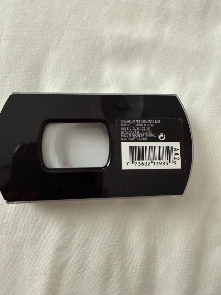 MAC Gri Takma Kirpik - Görsel 2