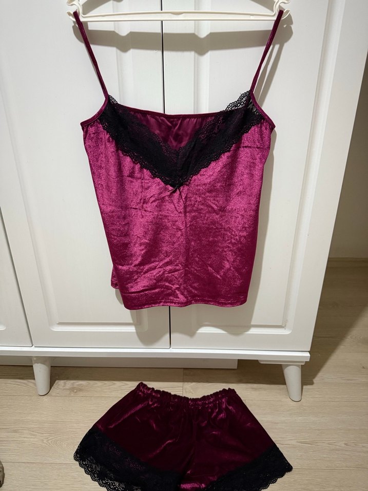 Bordo Kadife Gecelik ve Kapüşonlu Üst - Görsel 3