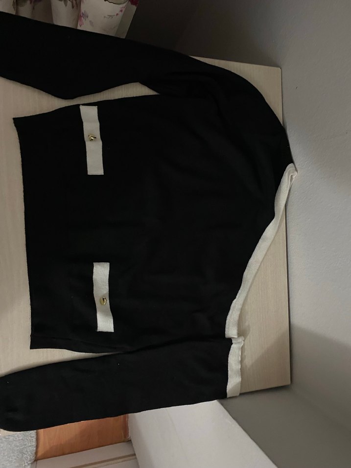 Uzun Kollu Siyah Düğmeli Kadın Kazak - Görsel 3