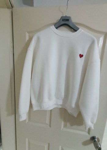 l Beden beyaz Renk KalpNakışlı ekrubeyaz Kadın Sweatshirt L küpe hediyeli