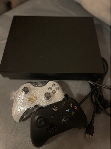 Xbox one 1 tb + iki oyun konsolu
