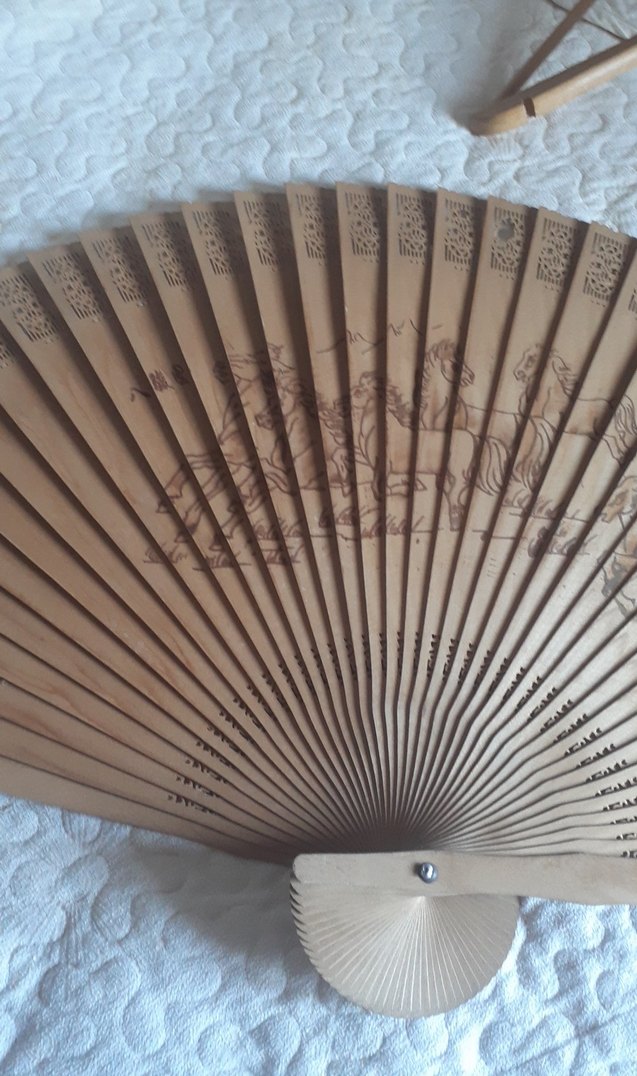 Bej Ahşap El Yelpazesi atlar figürlü - Görsel 3