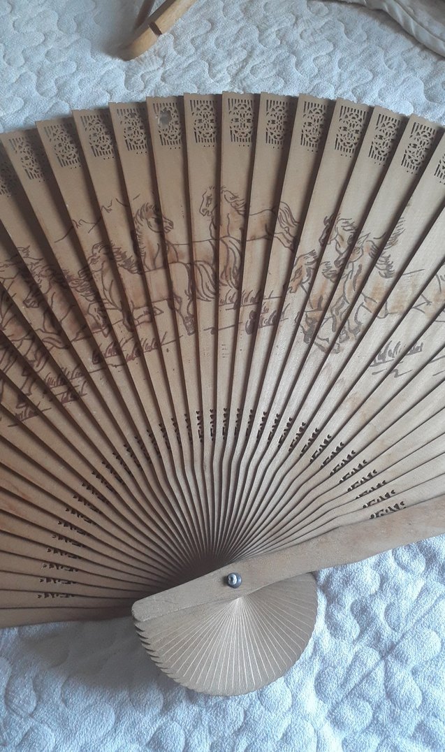 Bej Ahşap El Yelpazesi atlar figürlü - Görsel 4