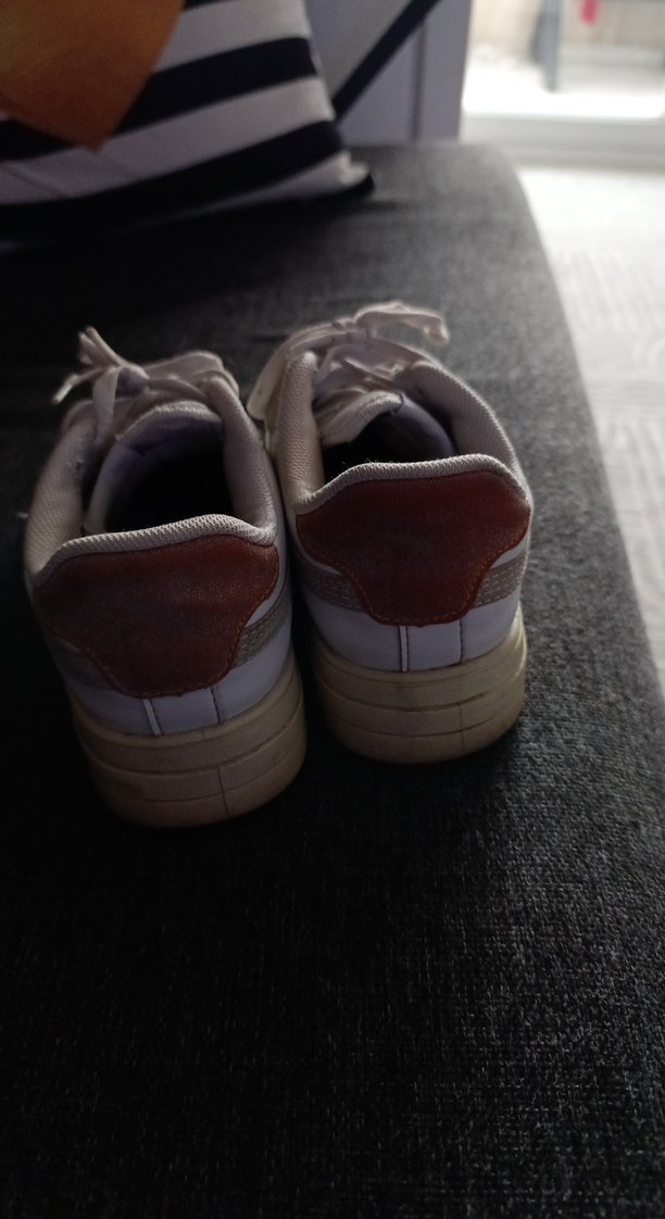 Beyaz Kadın Spor Ayakkabısı - Şık ve Rahat - Görsel 4