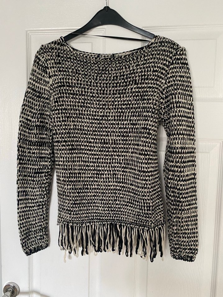 Siyah beyaz püsküllü kazak - Görsel 2