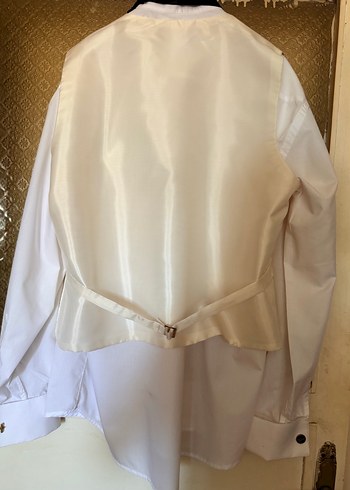 Krem yelekbeyaz gömlek siyah pantolon siyah saten kravat - Görsel 5