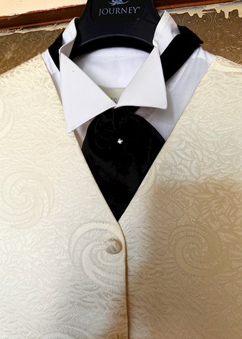 Krem yelekbeyaz gömlek siyah pantolon siyah saten kravat - Görsel 4