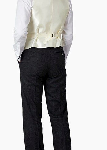 Krem yelekbeyaz gömlek siyah pantolon siyah saten kravat - Görsel 2