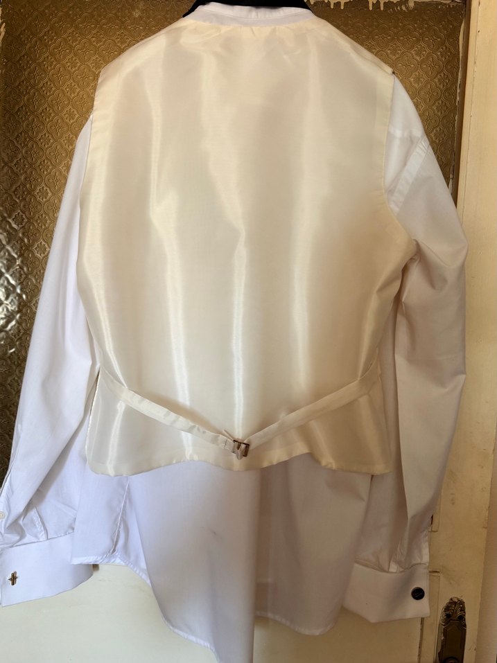 Krem yelekbeyaz gömlek siyah pantolon siyah saten kravat - Görsel 5