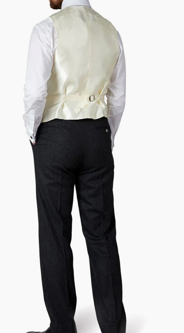Krem yelekbeyaz gömlek siyah pantolon siyah saten kravat - Görsel 2