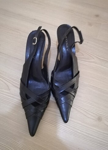Deri stiletto