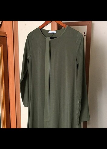 xl Beden haki Renk Yeşil şık elbise iki defa kullanıldı yepyeni. 44 e de olur