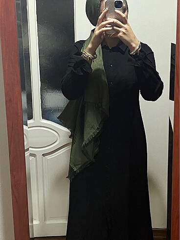 Siyah düğmeli elbise
