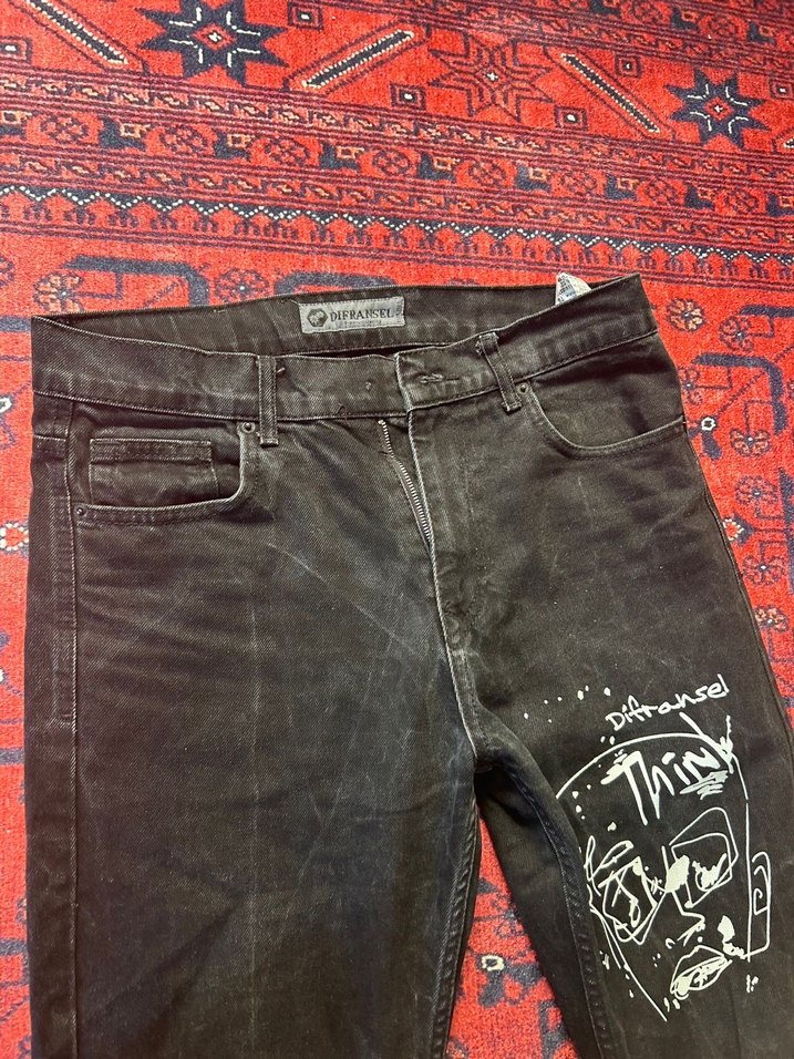 Siyah Baskılı Bol Kesim Kot Pantolon - Görsel 3