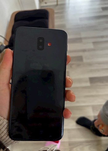 Kırık Ekranlı Gri Android Telefon - Görsel 2