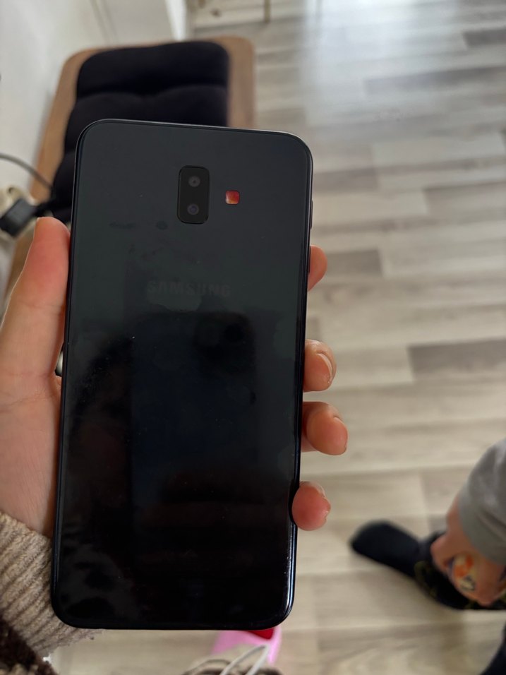 Kırık Ekranlı Gri Android Telefon - Görsel 2