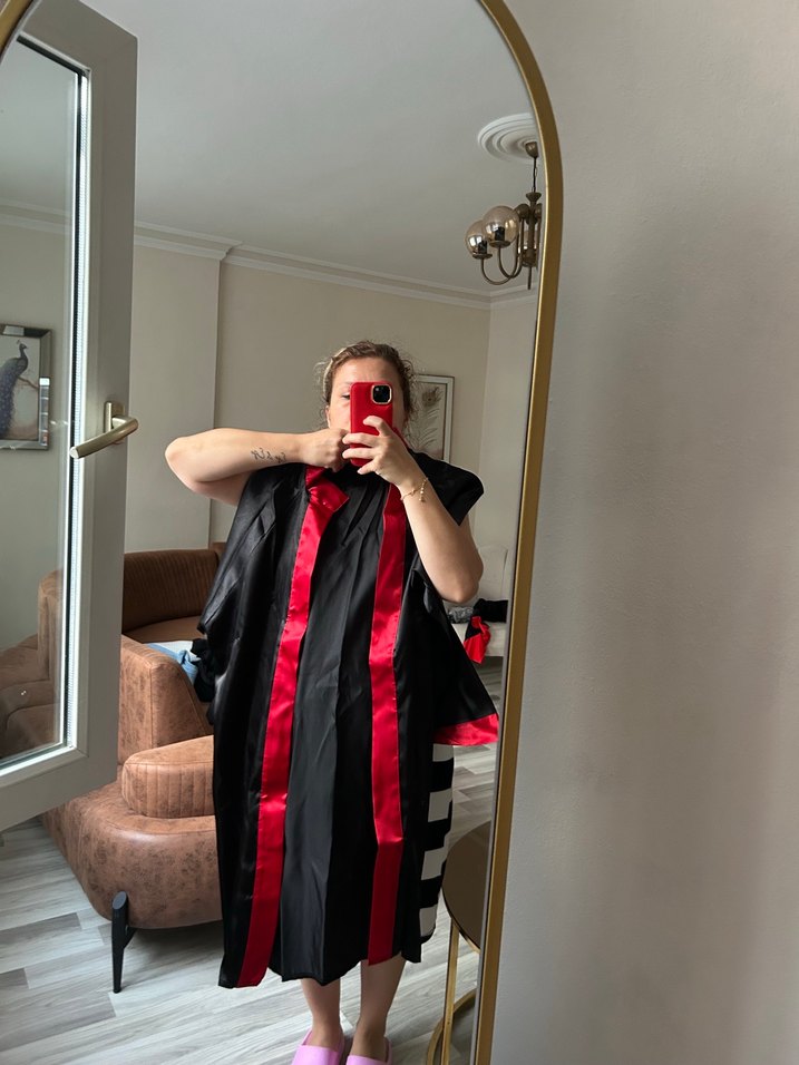 Uzun Siyah Kırmızı Detaylı Gotik Mezuniyet Elbisesi - Görsel 2
