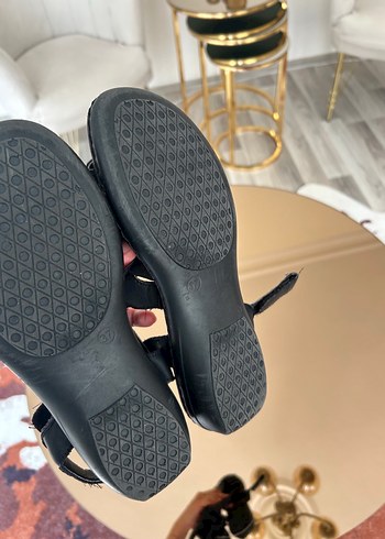37 Beden Siyah Goth Tarzı Tokalı Dolgu Topuklu Kadın Sandalet