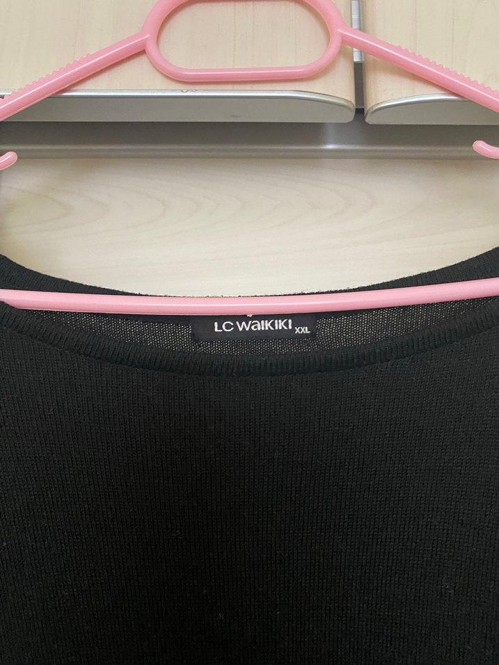 Pul Detaylı Siyah Bluz - Görsel 3