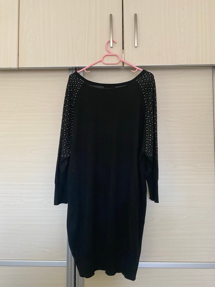 Pul Detaylı Siyah Bluz - Görsel 2