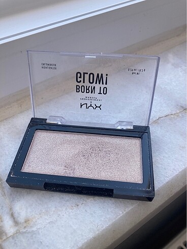 NYX Nyx born to glow highlighter