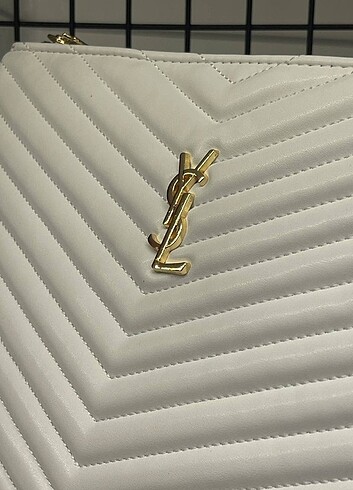 Yves Saint Laurent Çeşitli renklerde Yveis Saint Laurent çanta. Yüksek kalite.