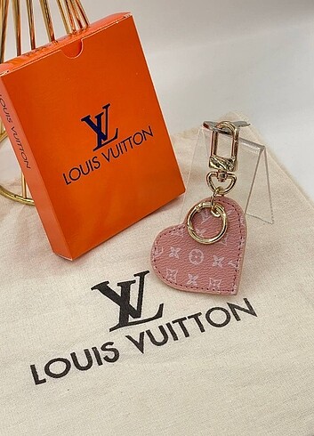Louis Vuitton anahtarlık kutuyla gönderilir.